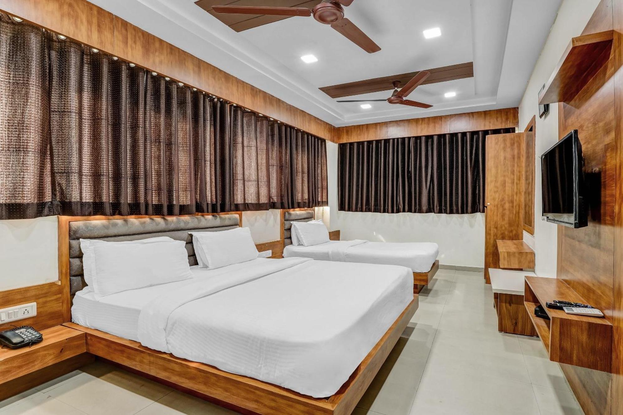 Capital O Maple View Hotel Naroda Eksteriør billede