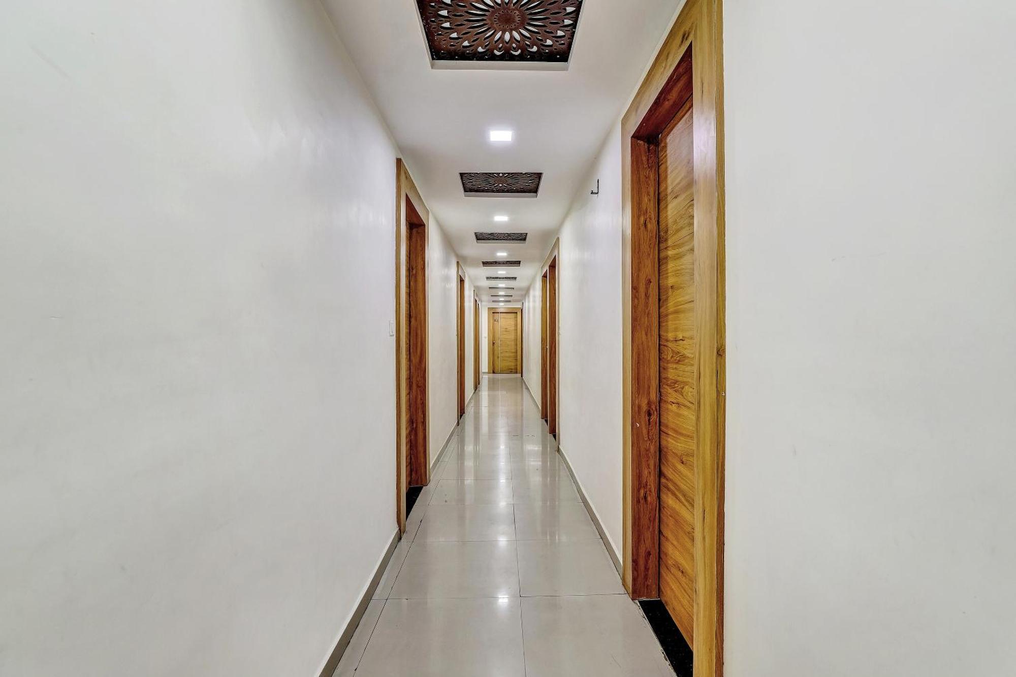 Capital O Maple View Hotel Naroda Eksteriør billede
